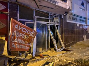 - Park halindeki kamyonun hareket ederek araçlara çarpması güvenlik kamerasına