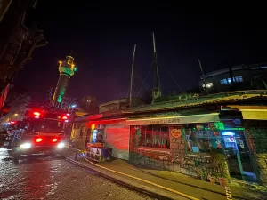 İSTANBUL (AA) – Fatih'te, depoda başlayıp iki katlı binaya sıçrayan