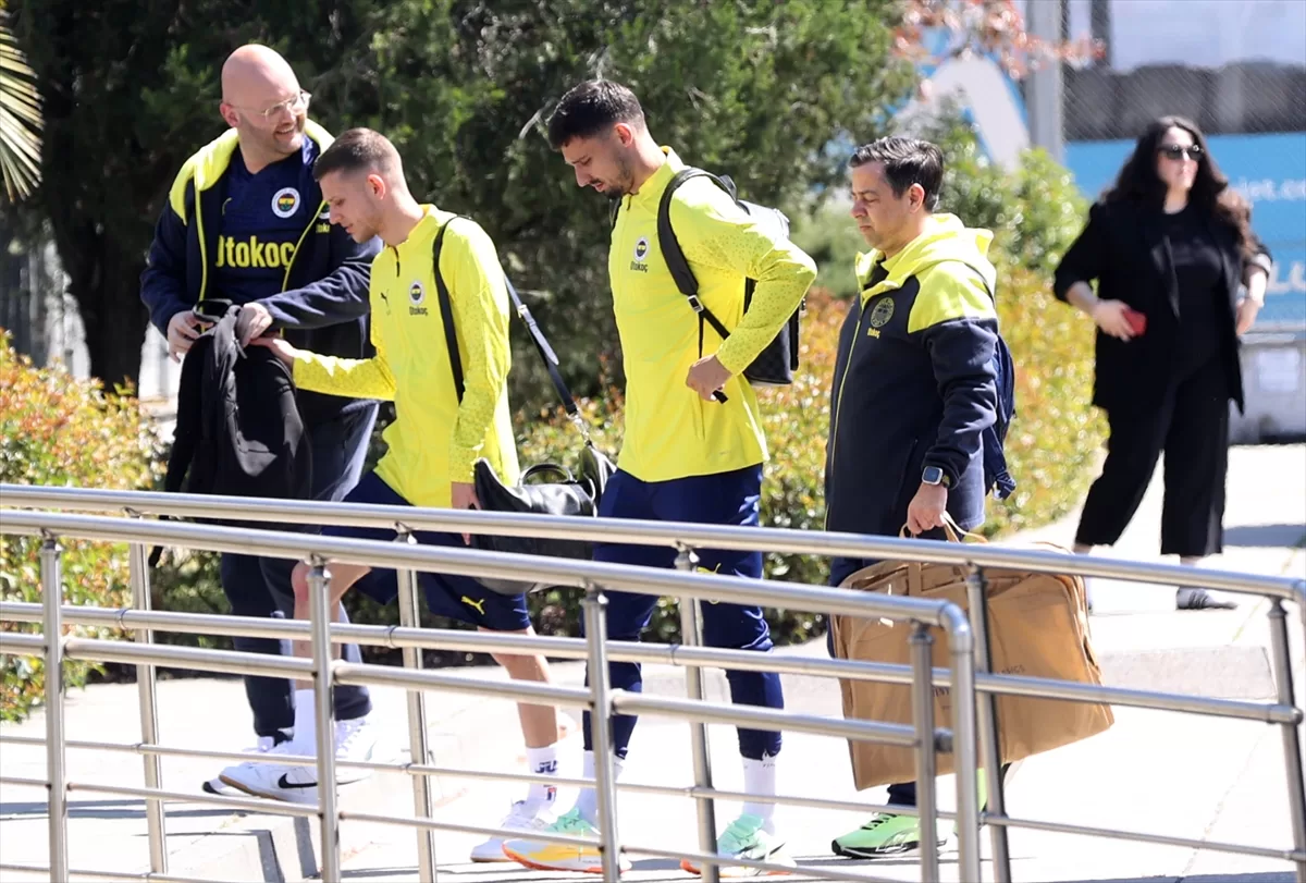 Fenerbahçe Futbol Takımı, Olympiakos maçı için Yunanistan'a gitti