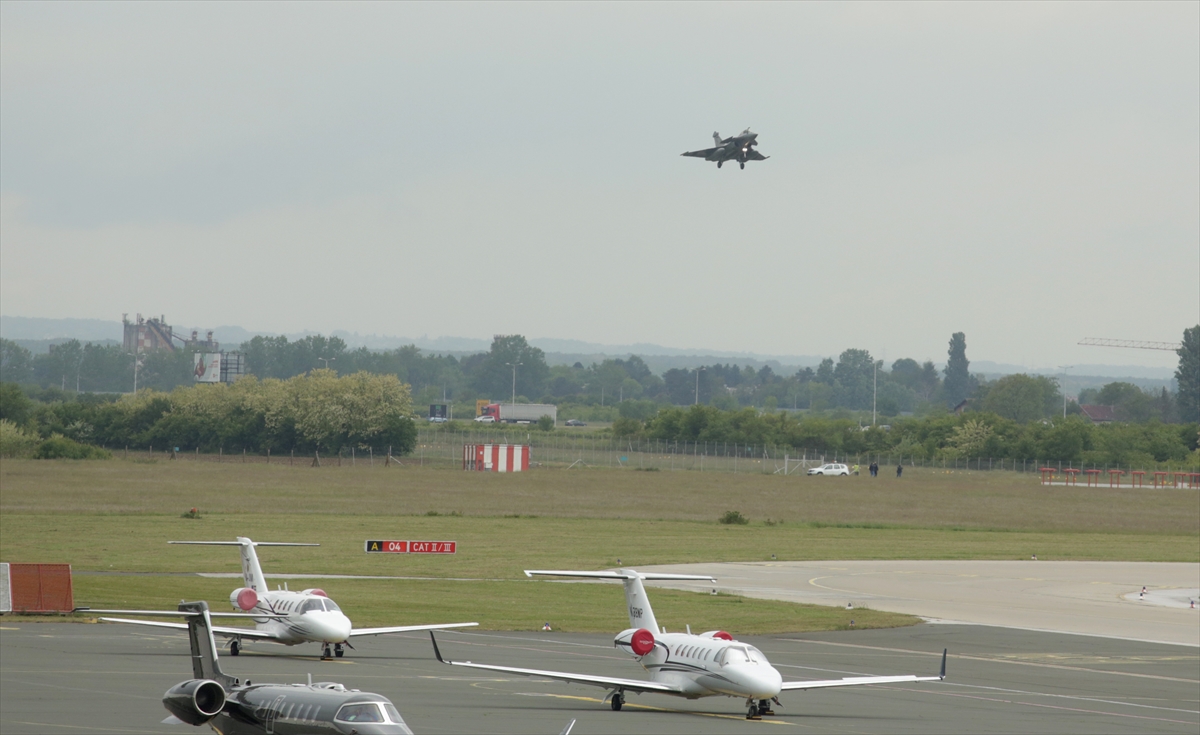 Fransa'dan satın alınan Rafale tipi savaş uçaklarının 6'sı Hırvatistan'a geldi