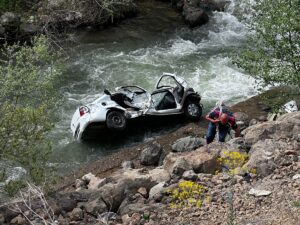 GİRESUN (AA) – Giresun'un Şebinkarahisar ilçesinde otomobilin dereye yuvarlandığı kazada