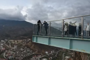 GÜMÜŞHANE (AA) – Gümüşhane'nin Torul ilçesinde 240 metre yüksekte kayalık