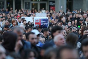 TİFLİS (AA) – Gürcistan'ın başkenti Tiflis'te toplanan binlerce kişi, iktidardaki
