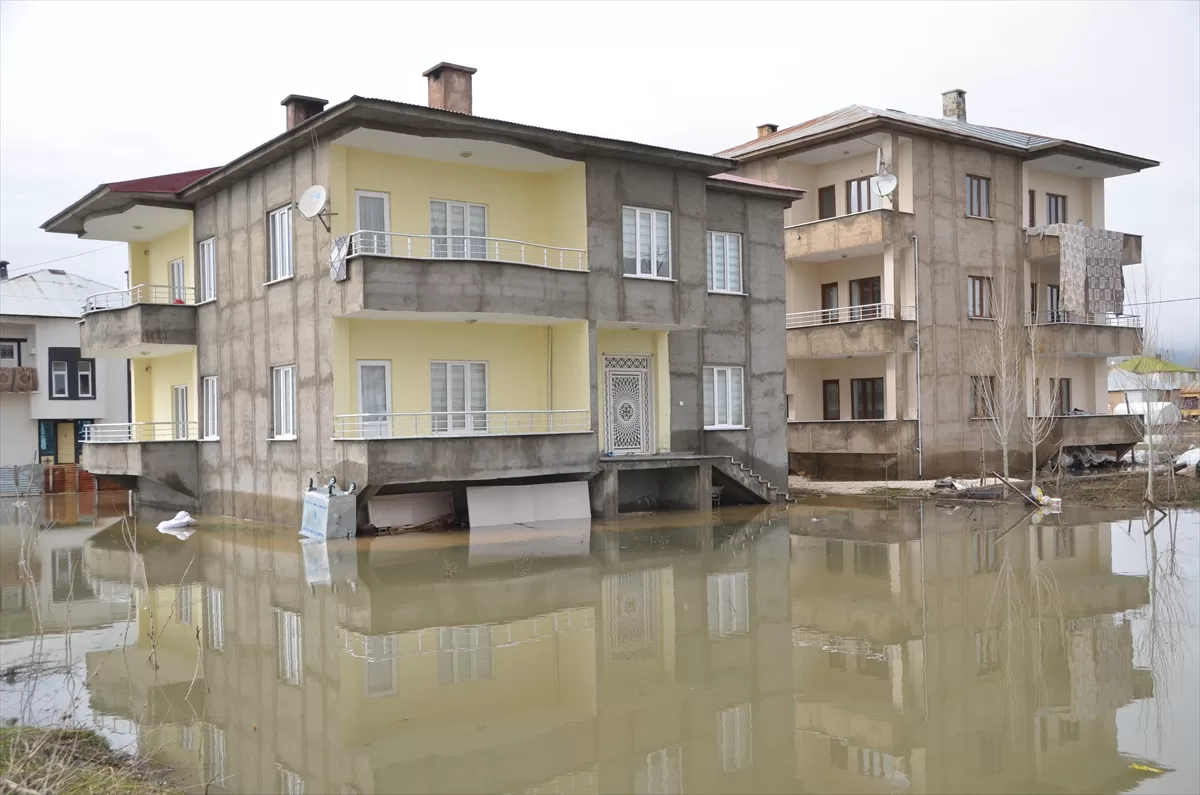 Hakkari'de sağanak nedeniyle bazı evleri su bastı