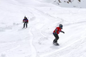 HAKKARİ (AA) – SAYİM HARMANCI – Türkiye'de kayak merkezleri arasında