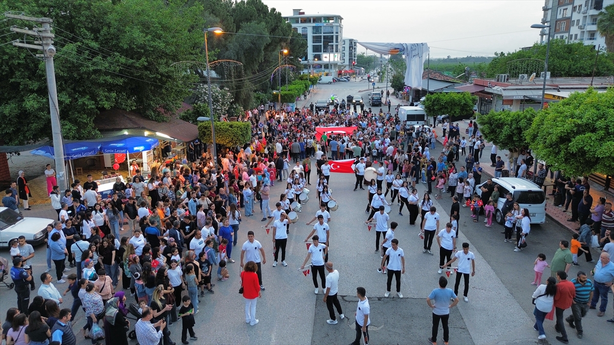 Hatay'da 23 Nisan Ulusal Egemenlik ve Çocuk Bayramı fener alayıyla kutlandı