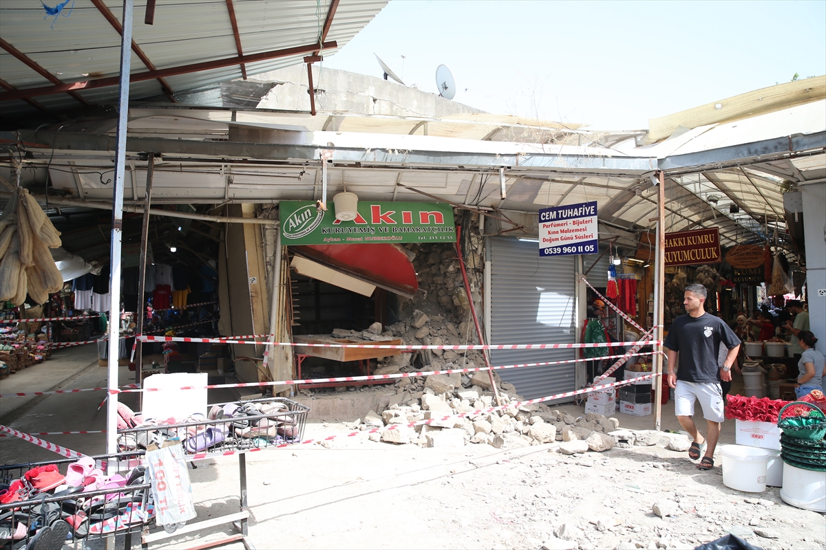 Hatay’da depremde ağır hasar gören iş yeri kısmen çöktü