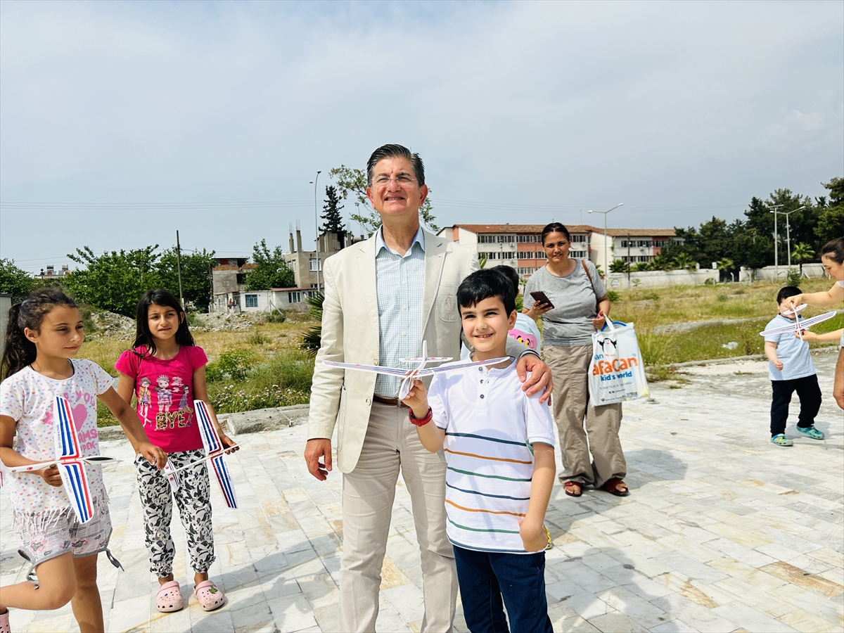 Hatay'da depremzede çocuklar model uçak etkinliğinde eğlendi