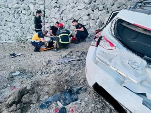 HATAY (AA) – Hatay'ın Antakya ilçesinde istinat duvarına çarpan otomobildeki