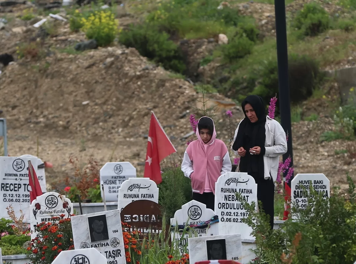Depremlerden etkilenen Hatay, Adana ve Osmaniye'de mezarlıklara hüzünlü ziyaret