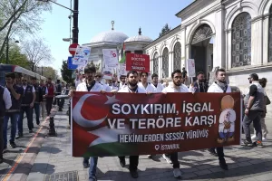 İSTANBUL (AA) – Fatih'te bir araya gelen bir grup hekim