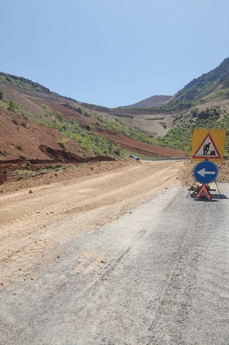 Heyelan nedeniyle kapanan Siirt-Kalender yolu ulaşıma açıldı