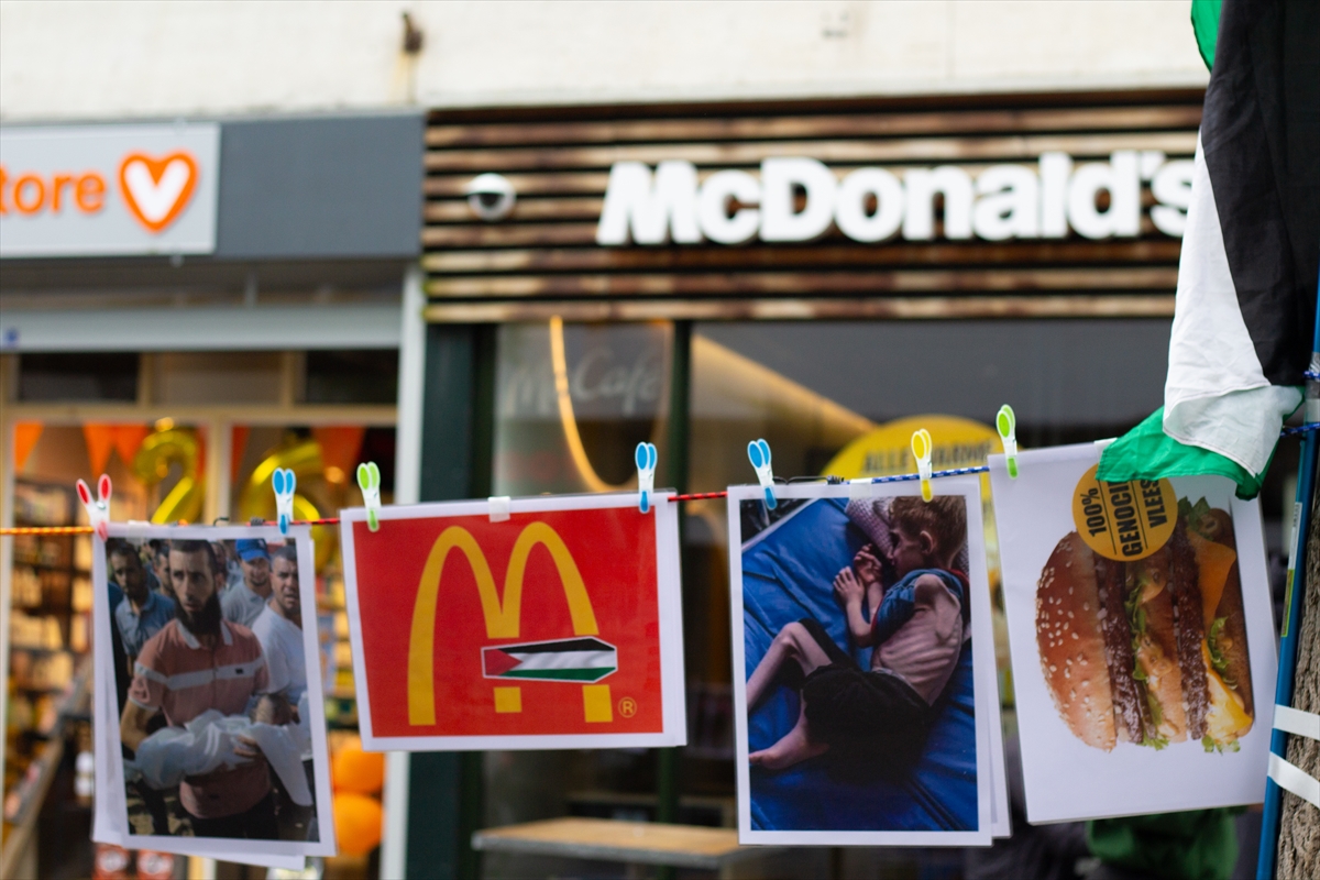 Hollanda'da bir araya gelen gruplar, McDonald’s şubelerinin önünde İsrail'i protesto etti
