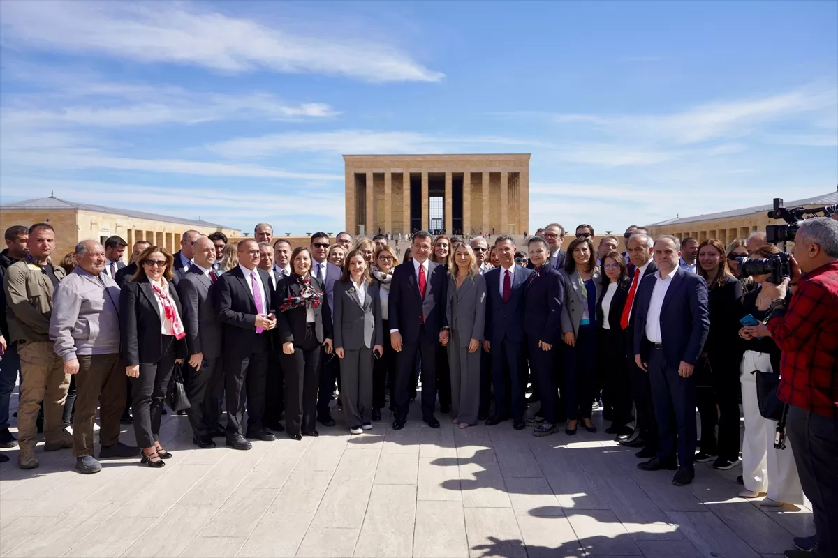 İBB Başkanı İmamoğlu, Anıtkabir'i ziyaret etti: