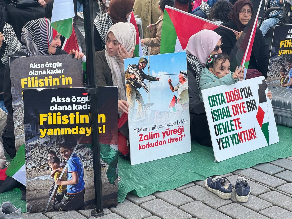 İHH'nin, Sultanahmet Meydanı'nda Filistin için başlattığı oturma eylemi 4. gününde sürüyor