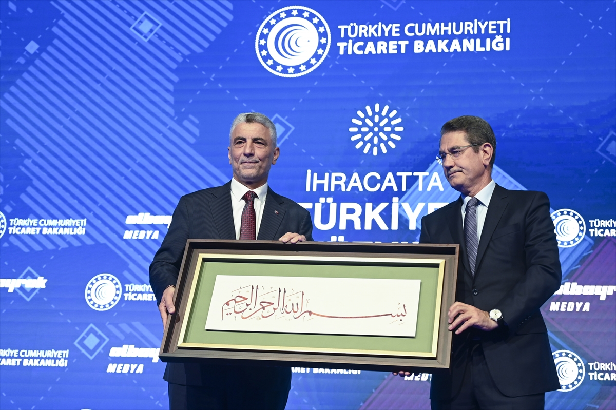 Ticaret Bakanı Ömer Bolat, İhracatta Türkiye Yüzyılı Zirvesi'nde konuştu: