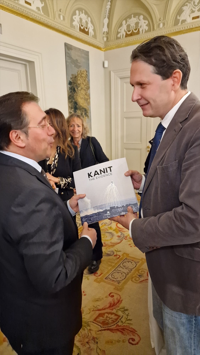 İspanya Dışişleri Bakanı Albares, AA'nın “Kanıt” kitabını inceledi