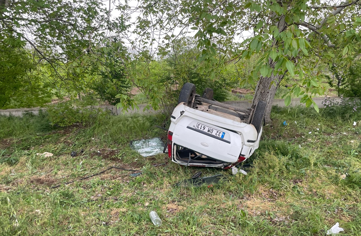 Isparta'da otomobilin şarampole devrildiği kazada 1 kişi öldü 4 kişi yaralandı