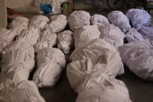 - Sivil savunma ekipleri, Gazze Şeridi'nin güneyindeki Han Yunus kentinde