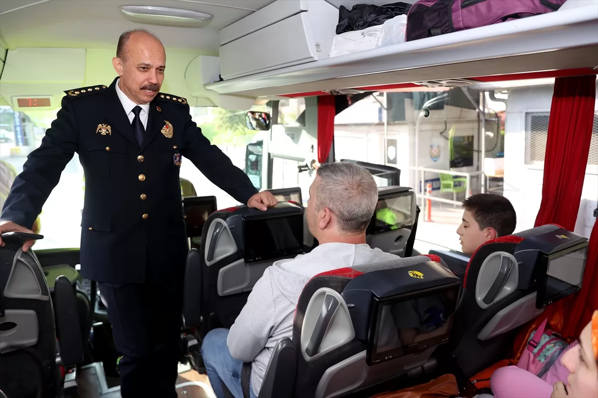 İstanbul Valisi Davut Gül otogardaki polis kontrol noktasını ziyaret etti: