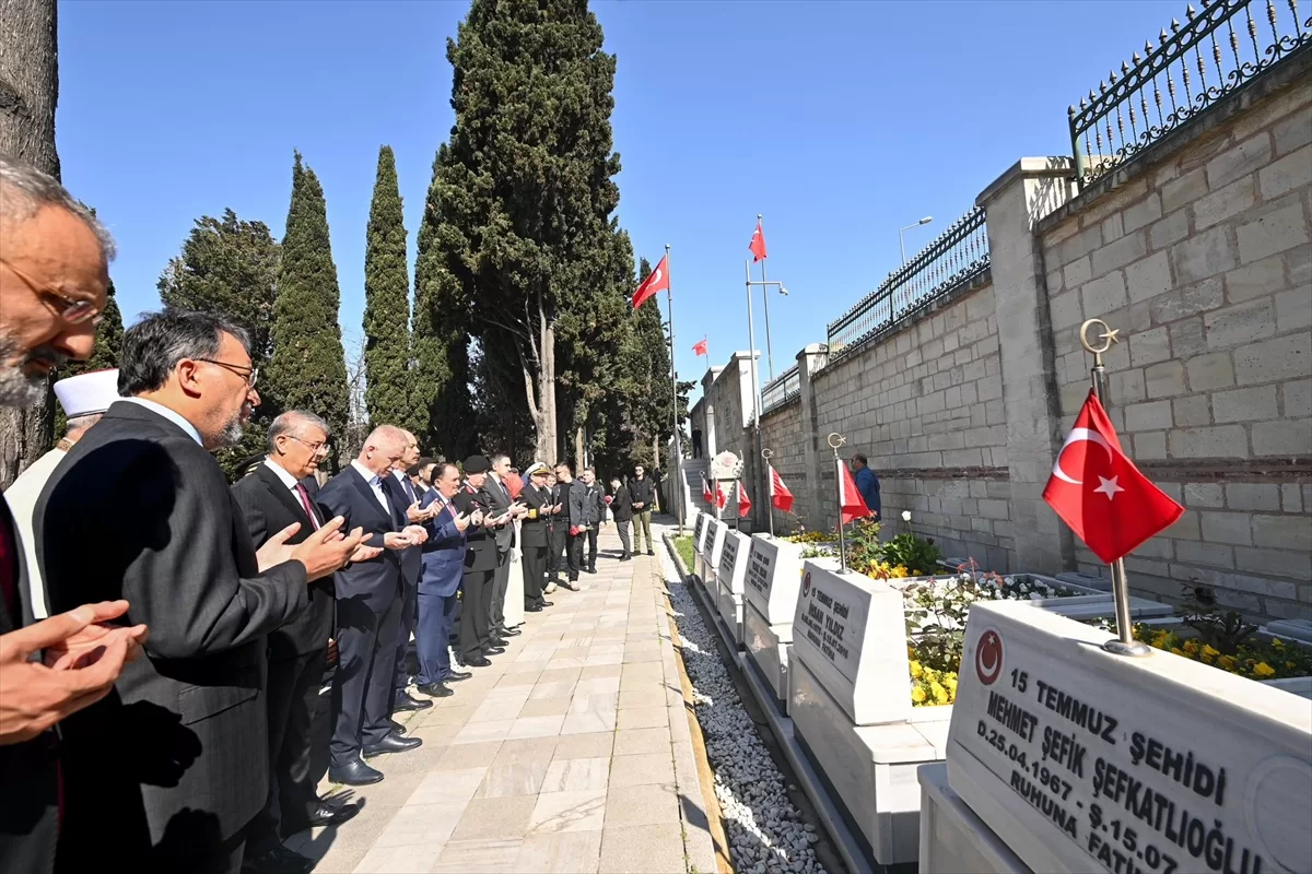 İstanbul Valisi Gül'den şehitlik ziyareti