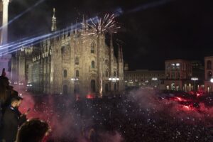 - Inter'de şampiyonluğun mimarlarından olan milli futbolcu Hakan Çalhanoğlu, şampiyonluk