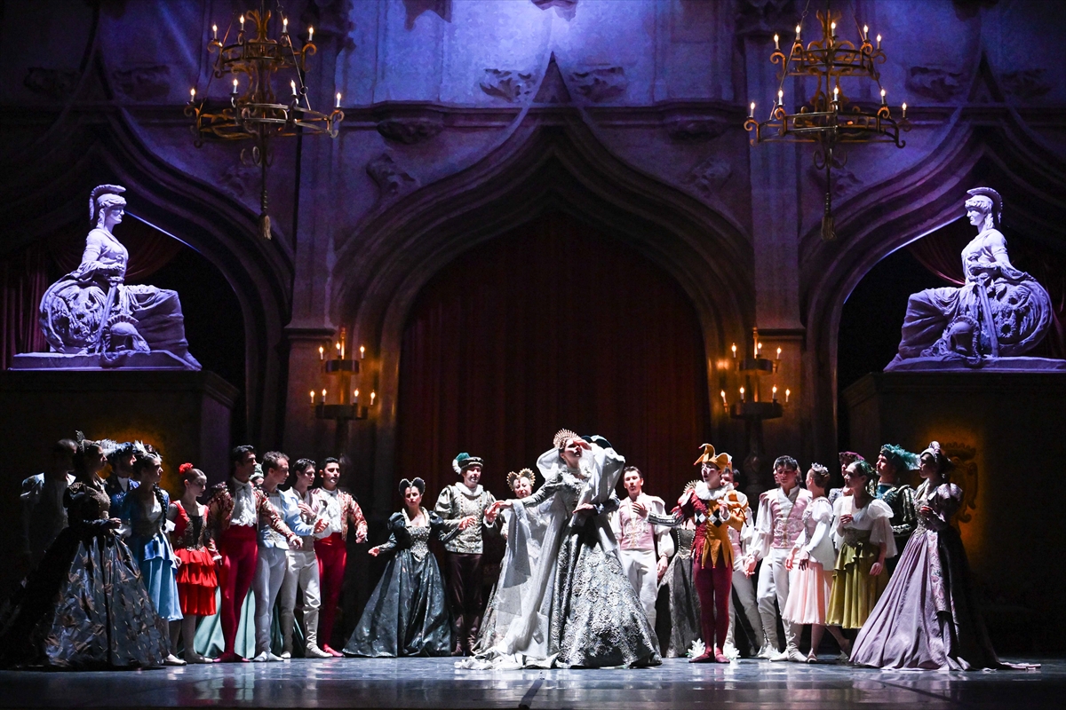 İzmir Devlet Opera ve Balesi Kuğu Gölü Balesi'ni sahneledi