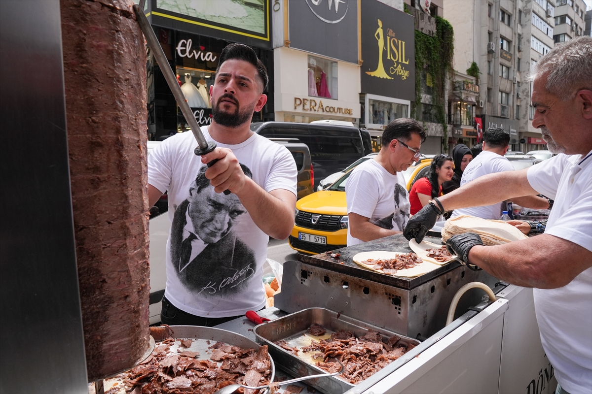 İzmir'de bir dönerci, 23 Nisan'da çocukları ikramlarıyla sevindirdi