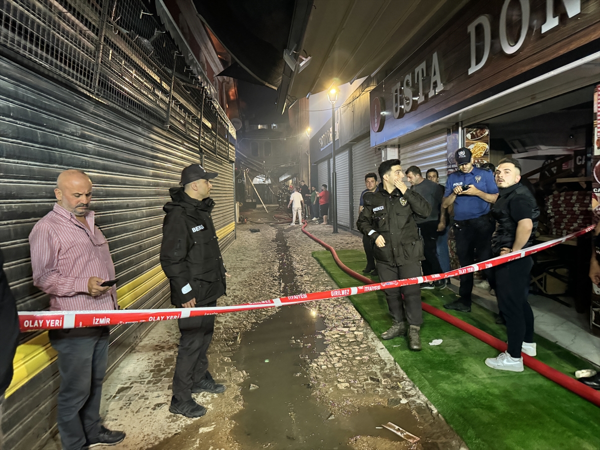 İzmir'de Kemeraltı Çarşısı'ndaki bir iş merkezinde çıkan yangın söndürüldü