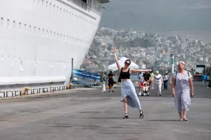 İZMİR (AA) – İzmir Limanı'na sezonun ilk kruvaziyeri yanaştı. Rusya'nın