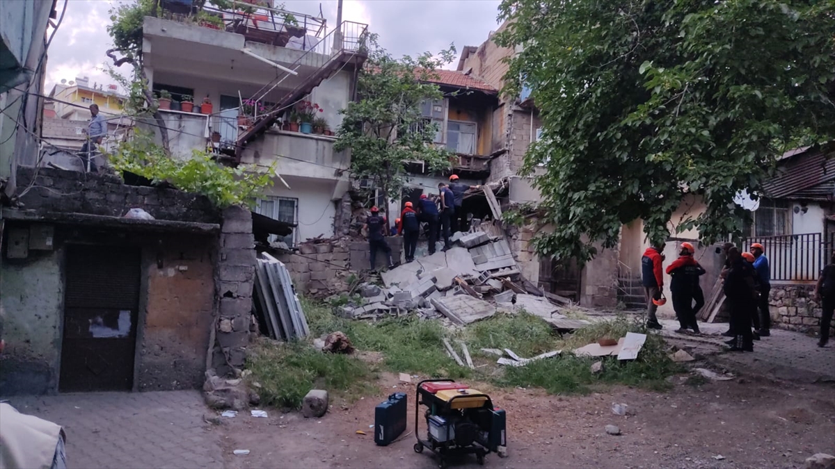 Kahramanmaraş'ta ağır hasarlı bina kendiliğinden çöktü