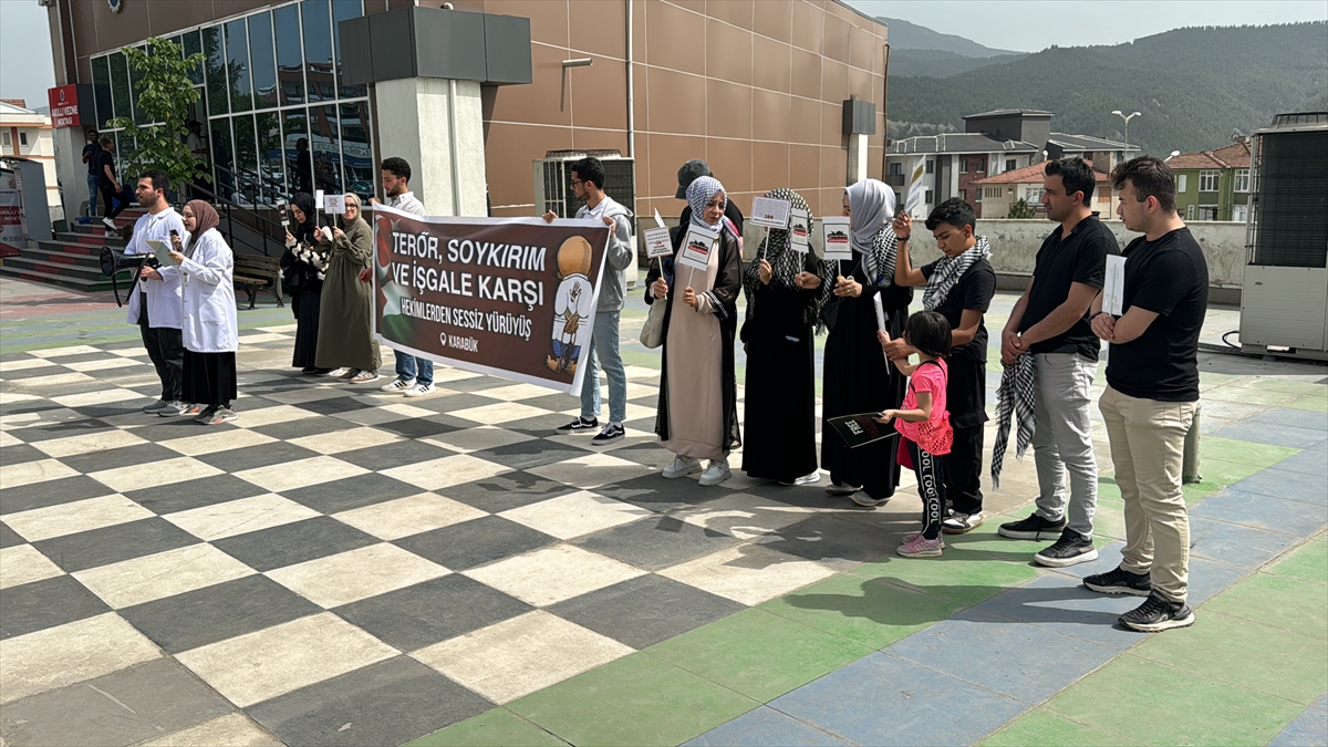 Sakarya ve Karabük'te hekimler ve sağlık çalışanları, Gazze için “sessiz yürüyüş” yaptı