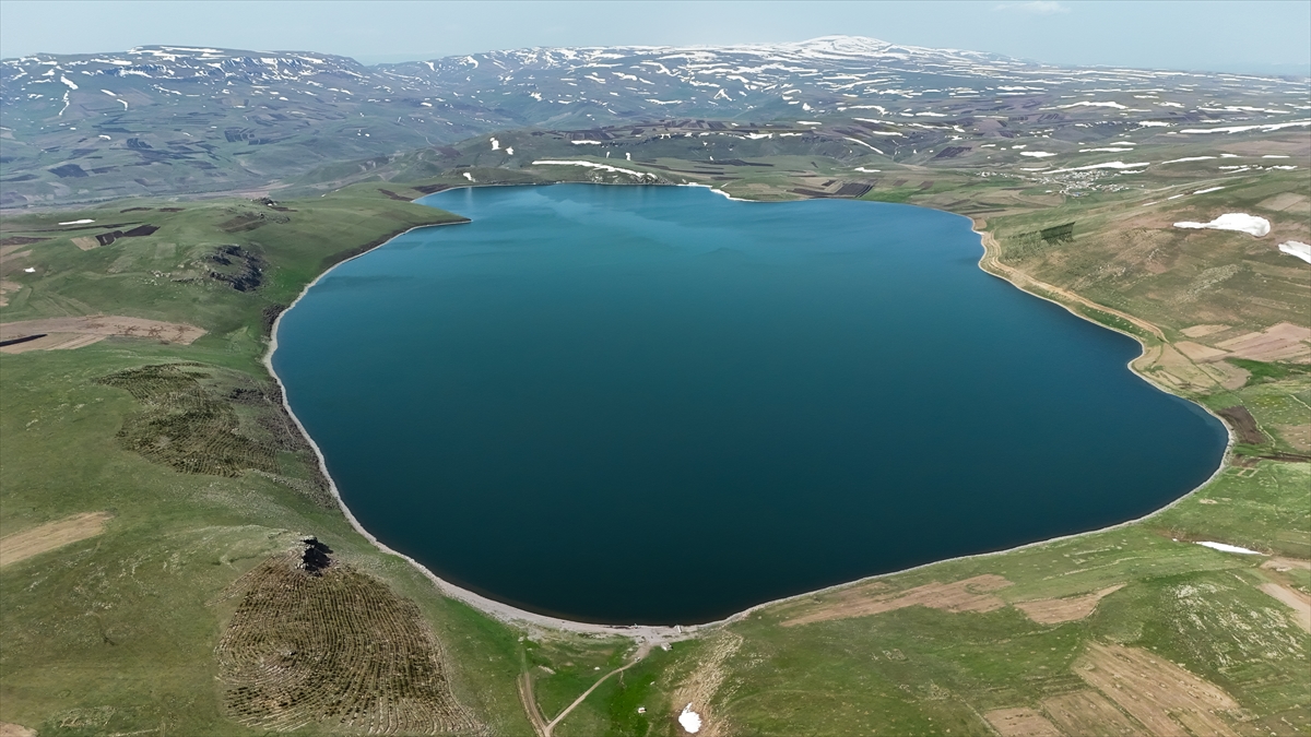 Kars'ta 2 bin 300 rakımdaki Aygır Gölü'nde buzlar çözüldü