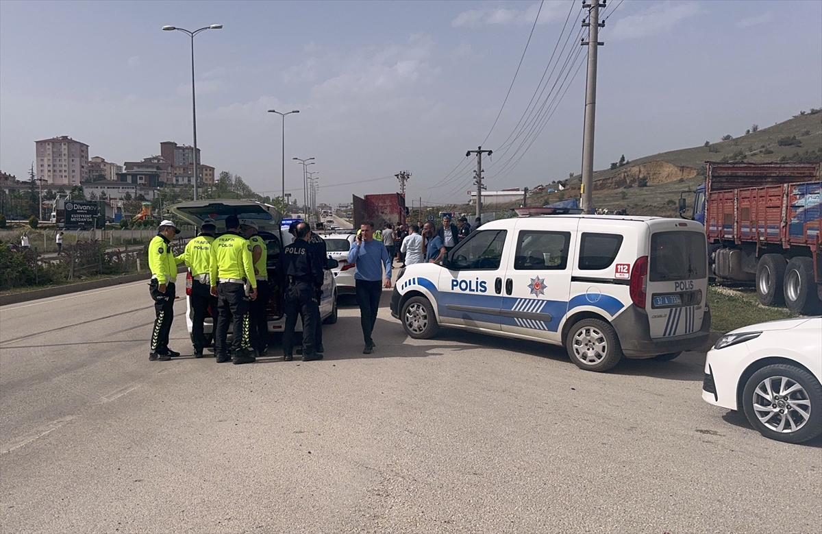 Kastamonu'da kamyona çarpan otomobilin sürücüsü öldü, eşi ve çocuğu yaralandı