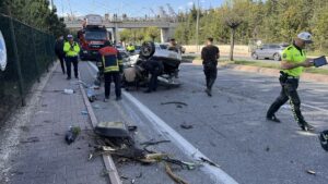 KAYSERİ (AA) – Kayseri'nin Talas ilçesinde refüje çarparak devrilen otomobilde