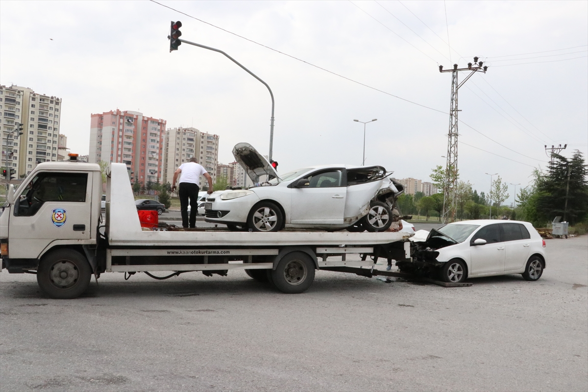 Kayseri'de iki otomobilin çarpıştığı kazada 4 kişi yaralandı