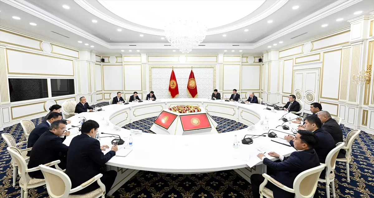 Kırgızistan Cumhurbaşkanı Caparov, Çin'in Sincan Uygur Özerk Bölgesi valisini kabul etti