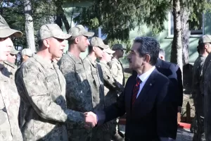 KIRKLARELİ (AA) – Kırklareli Valisi Birol Ekici, Türkiye-Bulgaristan sınırında nöbet