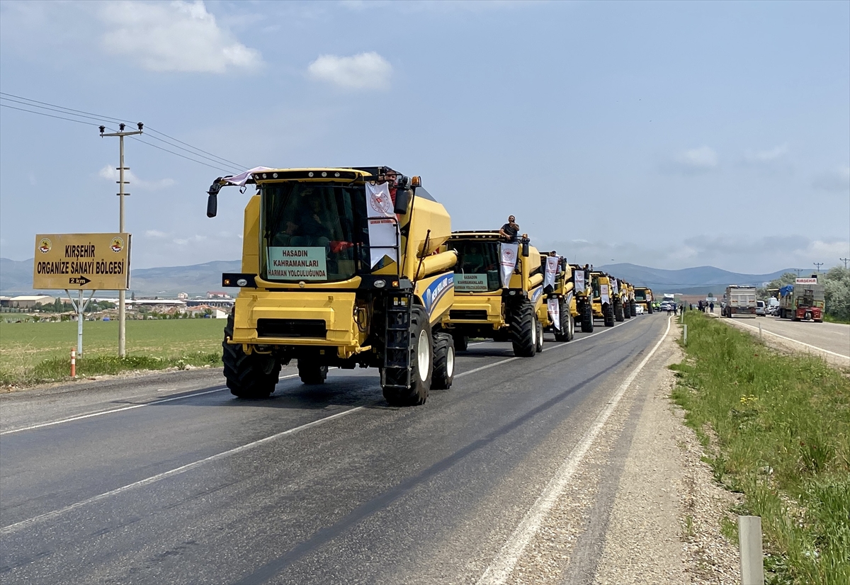 Kırşehir'de biçerdöverler davul zurna eşliğinde hasat için uğurlandı