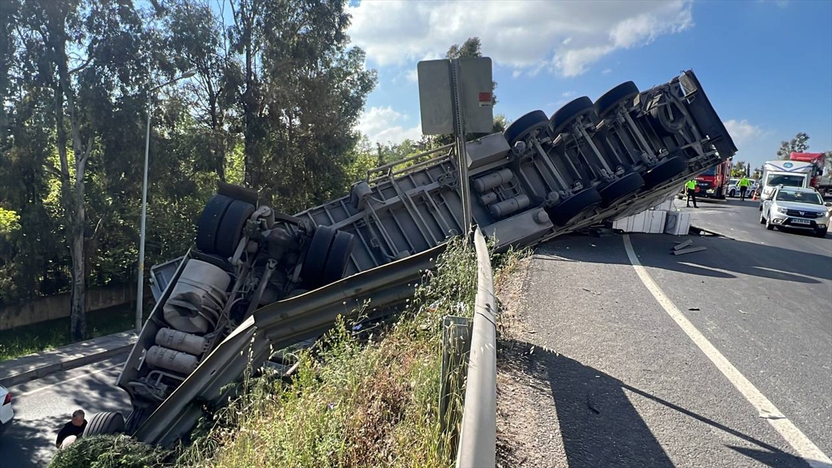 Kocaeli'de devrilen tırın sürücüsü yaralandı