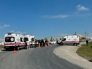 KOCAELİ (AA) – Kocaeli'de iki otomobilin çarpışması sonucu 3'ü çocuk