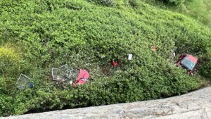 KOCAELİ (AA) – Kocaeli'nin Gebze ilçesinde istinat duvarından düşen otomobildeki