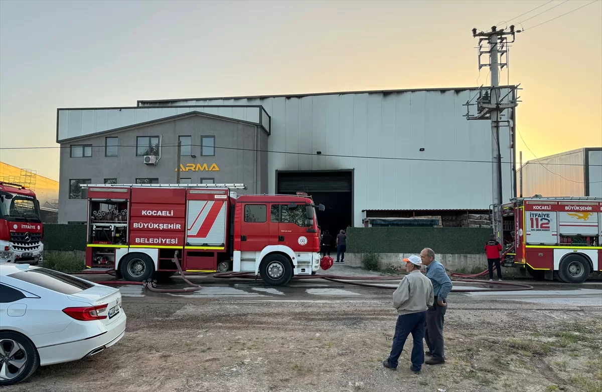 Kocaeli'de madeni yağ fabrikasında çıkan yangın söndürüldü