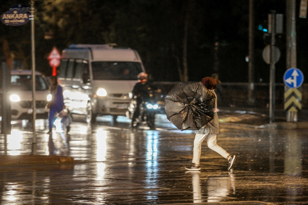 Konya'da sağanak hayatı olumsuz etkiledi