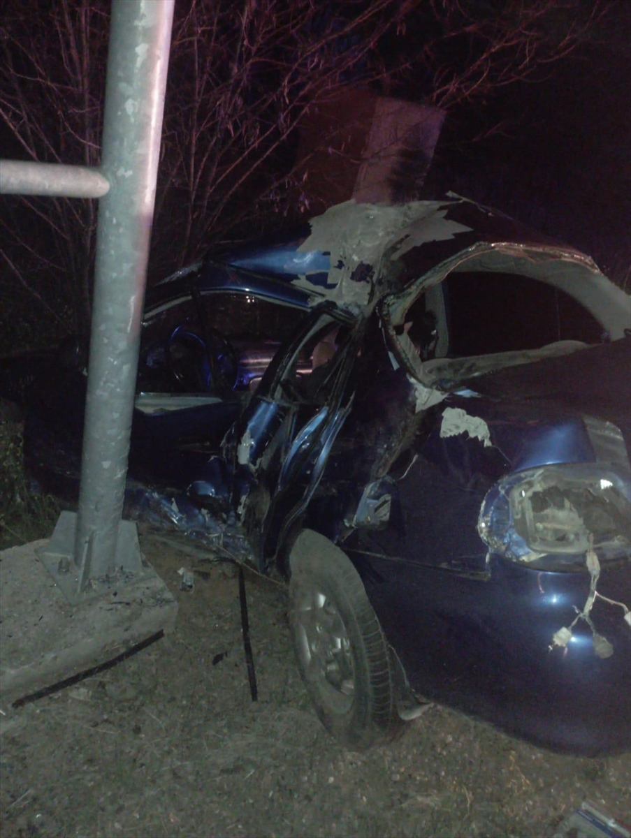 Konya'da yol kenarındaki tabelaya çarpan otomobilin sürücüsü öldü