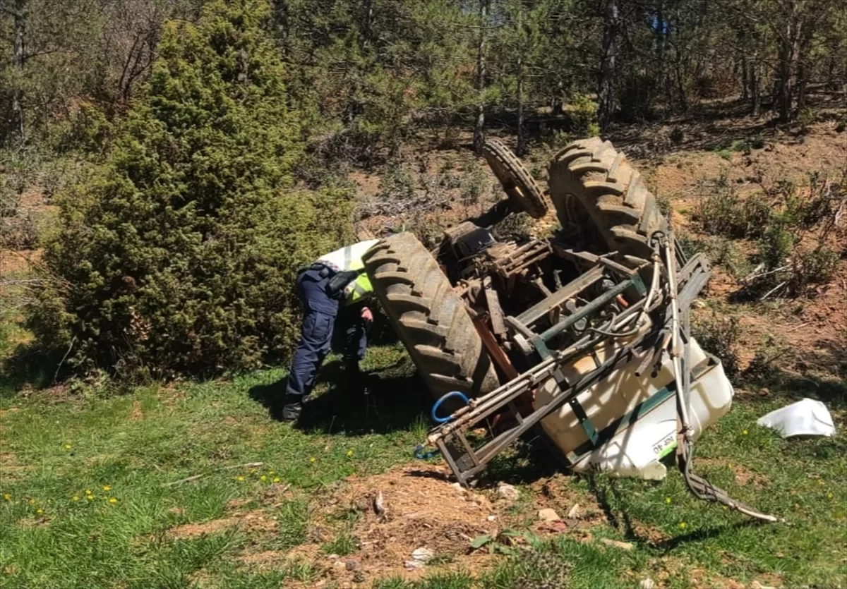 Kütahya'da devrilen traktörün sürücüsü öldü