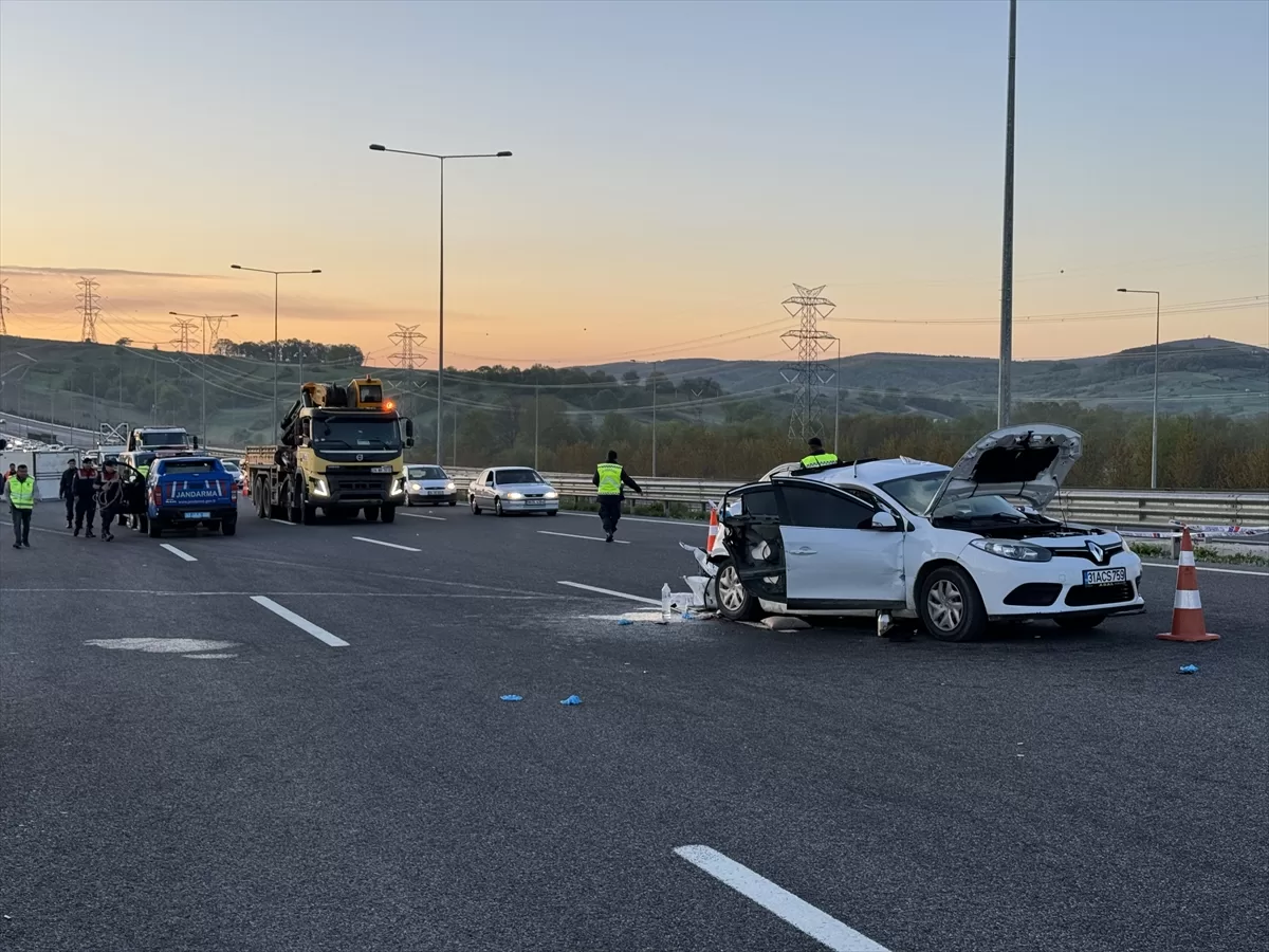 Kuzey Marmara Otoyolu'nda kamyonet  otomobile çarptı, 2 ölü, 4 yaralı