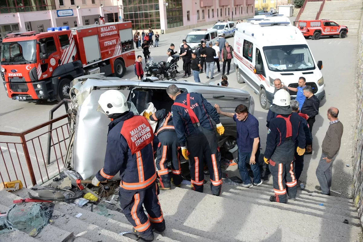 Malatya'da istinat duvarına çarpıp okul bahçesine düşen aracın sürücüsü yaralandı