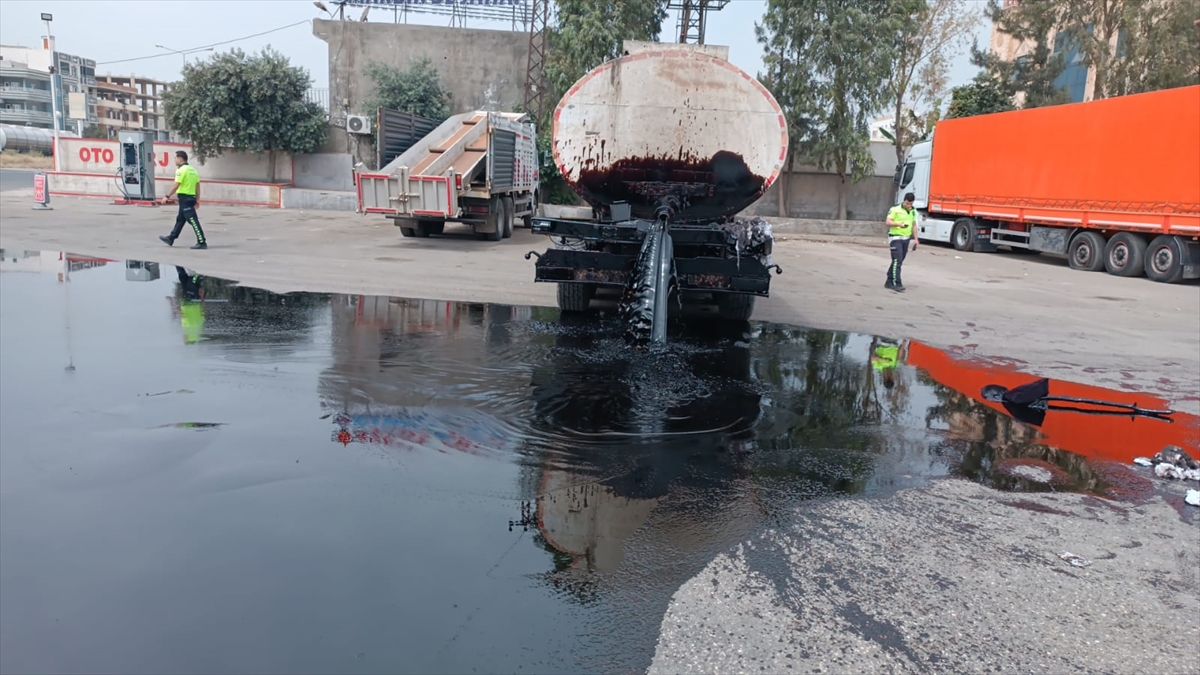 Mardin'de kaza yapan tankerdeki akaryakıt yola döküldü