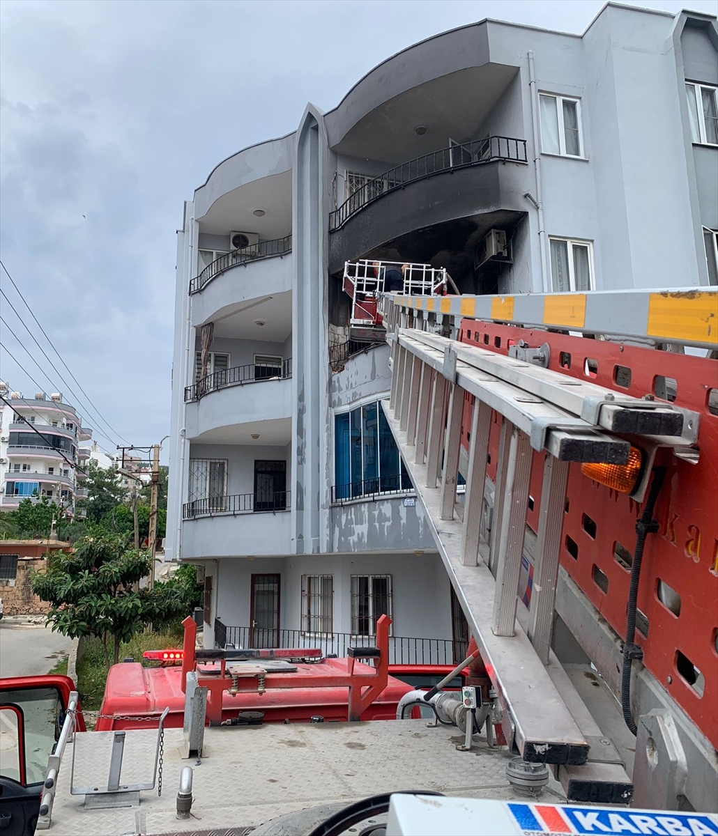 Mersin'de apartman dairesinde çıkan yangında bir kişi yaralandı